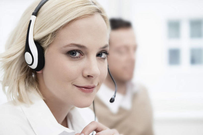 西方人,脸,头,脸颊,两个人,伙伴,朋友,商务人士,商务男性,商务女性,办公室,坐,笑,微笑,横图,室内,特写,白天,侧面,衬衫,通讯,友谊,合作,团队,客服,窗户,欧洲,欧洲人,套装,朦胧,模糊,信息,墙,话务员,注视,玻璃窗,墙壁,墙面,耳机,耳麦,话筒,观察,看,战略,服务,通信,观看,协调,察看,麦克风,头戴式耳麦,关注,销售,商务装,工薪阶层,客服人员,电话销售,联合,合谋,接待员,配合,协作,男人,男性,女人,女性,中年男性,中年女性,白种人,头部,脸部,脸蛋,面部,白领,接线员,上班族,坐着,半身,彩图,衬衣,头戴式耳机