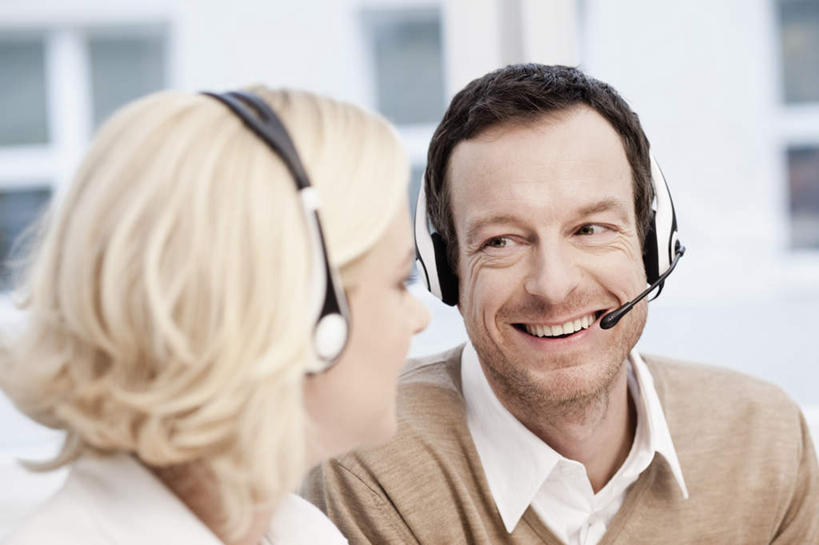 西方人,脸,头,脸颊,两个人,伙伴,朋友,商务人士,商务男性,商务女性,办公室,坐,笑,说,微笑,露齿笑,横图,室内,特写,白天,正面,衬衫,讨论,通讯,友谊,合作,团队,客服,窗户,欧洲,欧洲人,套装,朦胧,模糊,信息,墙,话务员,注视,肩膀,玻璃窗,墙壁,墙面,耳机,耳麦,话筒,观察,看,战略,服务,通信,观看,协调,察看,麦克风,头戴式耳麦,关注,销售,商务装,工薪阶层,客服人员,电话销售,联合,合谋,接待员,交流,配合,协作,男人,男性,女人,女性,中年男性,中年女性,白种人,头部,脸部,脸蛋,面部,白领,接线员,上班族,沟通,讲话,交谈,商讨,说话,谈话,坐着,半身,彩图,衬衣,头戴式耳机