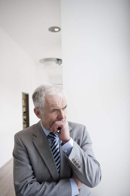 西方人,一个人,商务人士,商务男性,办公室,站,竖图,室内,白天,正面,衬衫,窗户,天花板,照明,欧洲,欧洲人,仅一个男性,仅一个人,撑,套装,墙,走道,走廊,过道,灯光,托腮,注视,顶灯,玻璃窗,墙壁,墙面,灯,灯具,观察,看,托,站着,仅一个老年男性,思考,观看,照亮,察看,照明设备,关注,托下巴,商务装,工薪阶层,思虑,老年男性,男人,男性,白种人,白领,上班族,站立,半身,彩图,衬衣