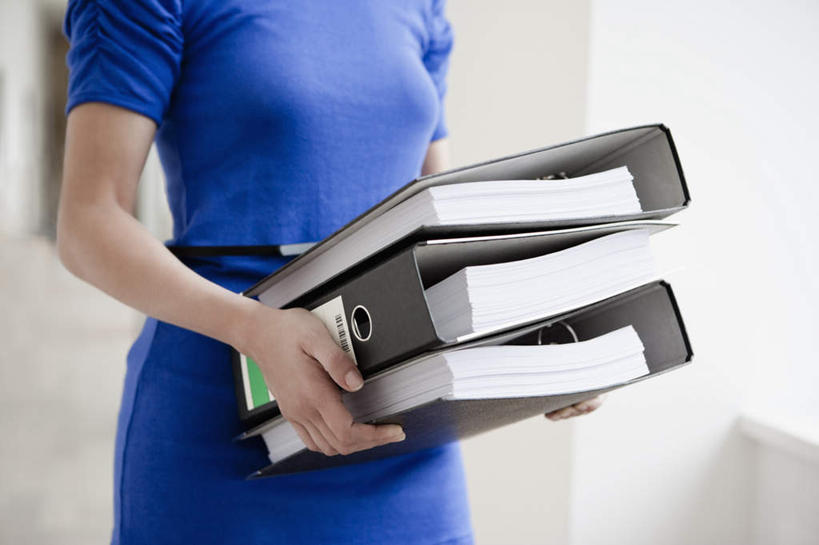 西方人,一个人,商务人士,商务女性,办公室,捧,搬运,横图,室内,白天,正面,欧洲,欧洲人,仅一个女性,仅一个人,一堆,许多,堆叠,堆积,套装,材料,档案,文件,纸,墙,文件夹,针,墙壁,墙面,蓝色,手稿,资料,仅一个中年女性,缝纫,堆,证明,缝衣针,针线,文档,商务装,工薪阶层,女人,女性,中年女性,白种人,白领,上班族,搬,端,端着,捧着,手捧,半身,彩图