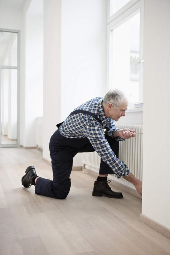 西方人,一个人,机修工,办公室,跪,蹲,竖图,室内,白天,侧面,衬衫,窗户,地板,金属制品,欧洲,欧洲人,仅一个男性,仅一个人,连接,握,组合,裤子,金属,方格,格子,工具,墙,走道,走廊,过道,地面,拿,拿着,注视,木地板,玻璃窗,墙壁,墙面,工人,观察,看,仅一个老年男性,背带裤,握着,观看,螺丝刀,修理,起子,链接,五金,察看,紧固,关注,拼接,拼凑,调整,拼合,凑集,聚合,撮合,链结,牢固,改锥,饭单裤,工装裤,老年男性,男人,男性,白种人,机械师,机修工人,蹲着,跪着,彩图,全身,衬衣