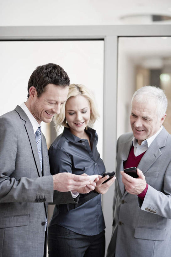 西方人,三个人,伙伴,朋友,商务人士,商务男性,商务女性,办公室,站,笑,说,打电话,微笑,露齿笑,竖图,室内,白天,正面,衬衫,讨论,友谊,合作,团队,窗户,门,电话,手机,欧洲,欧洲人,握,套装,墙,走道,走廊,过道,拿,拿着,注视,通讯设备,玻璃窗,墙壁,墙面,门框,观察,看,站着,战略,握着,观看,察看,关注,商务装,工薪阶层,联合,合谋,交流,配合,协作,老年男性,男人,男性,女人,女性,中年男性,中年女性,白种人,白领,上班族,沟通,讲话,交谈,商讨,说话,谈话,通话,站立,半身,彩图,衬衣