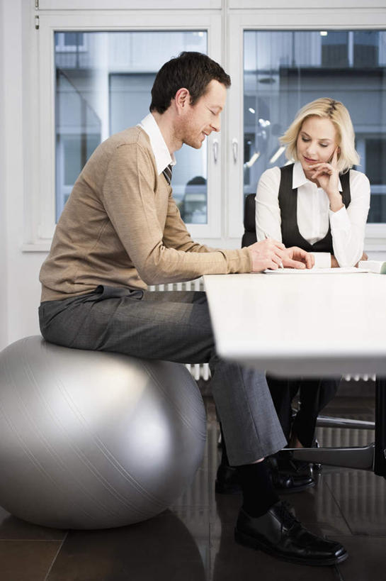 西方人,两个人,商务人士,商务男性,商务女性,办公室,坐,笑,说,微笑,竖图,室内,白天,正面,衬衫,讨论,窗户,桌子,椅子,欧洲,欧洲人,撑,套装,开会,会议,瓷砖,地砖,办公桌,地面,托腮,注视,玻璃窗,观察,看,托,观看,察看,关注,托下巴,商务装,工薪阶层,交流,男人,男性,女人,女性,中年男性,中年女性,白种人,白领,上班族,沟通,讲话,交谈,商讨,说话,谈话,坐着,彩图,全身,衬衣