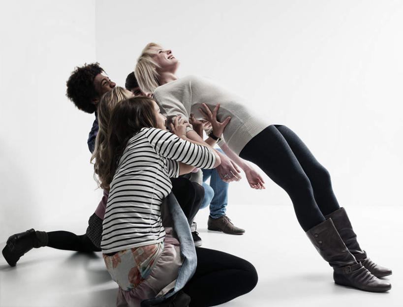 西方人,伙伴,朋友,站,跪,推,闭眼,笑,微笑,露齿笑,横图,室内,白天,白色背景,正面,友谊,合作,团队,欧洲,欧洲人,五个人,服装,许多人,注视,休闲装,衣服,扶,观察,看,靠,靠着,站着,一群人,休闲,休闲服,战略,摄影,服饰,影棚,观看,支撑,察看,扶着,关注,联合,合谋,配合,协作,男人,男性,年轻男性,年轻女性,女人,女性,白种人,闭眼睛,闭着眼,闭着眼睛,跪着,站立,半身,彩图,影棚拍摄,拍摄,喝醉