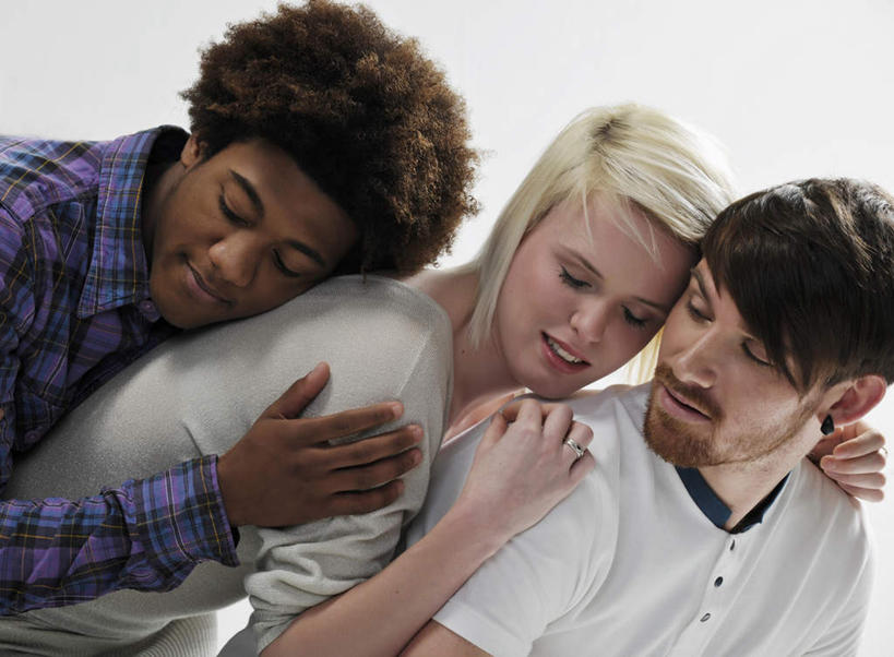 西方人,三个人,伙伴,朋友,站,闭眼,抱,笑,微笑,横图,室内,白天,白色背景,正面,友谊,欧洲,欧洲人,一排,弯腰,服装,整齐,方格,格子,休闲装,排列,衣服,站着,休闲,休闲服,摄影,服饰,影棚,抱着,搂着,队列,弯身,友情,男人,男性,年轻男性,年轻女性,女人,女性,白种人,闭眼睛,闭着眼,闭着眼睛,搂,搂抱,站立,半身,彩图,影棚拍摄,拍摄