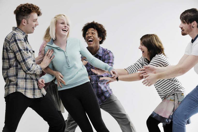 西方人,伙伴,朋友,站,握手,笑,微笑,露齿笑,横图,室内,白天,白色背景,正面,游戏,友谊,欧洲,欧洲人,服装,时间,方格,格子,时钟,手表,许多人,玩,计时,注视,休闲装,娱乐,衣服,钟表,观察,看,站着,一群人,休闲,休闲服,表,摄影,服饰,影棚,观看,活动,腕表,察看,发泄,关注,消遣,智力,宣泄,友情,男人,男性,年轻男性,年轻女性,女人,女性,白种人,钟,搀手,拉手,手搀手,手拉手,手牵手,手握手,玩耍,嬉戏,站立,半身,彩图,影棚拍摄,拍摄