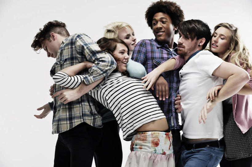 西方人,伙伴,朋友,站,抱,笑,微笑,露齿笑,横图,室内,白天,白色背景,正面,友谊,欧洲,欧洲人,服装,方格,格子,许多人,注视,休闲装,手叉腰,装饰品,衣服,饰品,手链,首饰,叉腰,观察,看,站着,一群人,休闲,休闲服,摄影,服饰,手镯,影棚,抱着,观看,察看,搂着,关注,镯子,友情,男人,男性,年轻男性,年轻女性,女人,女性,白种人,搂,搂抱,站立,半身,彩图,影棚拍摄,拍摄