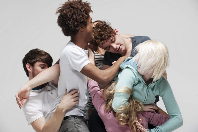 西方人,伙伴,朋友,站,抱,笑,摸,微笑,横图,室内,白天,白色背景,正面,友谊,欧洲,欧洲人,抚摸,服装,方格,格子,许多人,注视,休闲装,衣服,观察,看,站着,一群人,休闲,休闲服,摄影,服饰,影棚,抱着,观看,察看,搂着,关注,友情,男人,男性,年轻男性,年轻女性,女人,女性,白种人,触摸,接触,搂,搂抱,站立,半身,彩图,影棚拍摄,拍摄