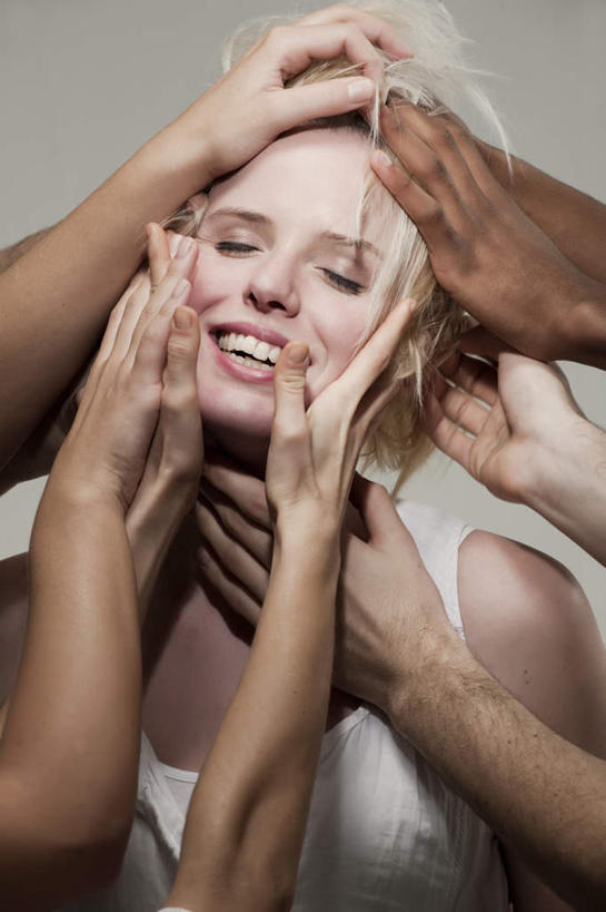 西方人,手,伙伴,朋友,站,闭眼,笑,摸,微笑,露齿笑,竖图,室内,特写,白天,正面,友谊,欧洲,欧洲人,许多,抚摸,灰色背景,服装,背心,许多人,衣服,白色,站着,一群人,手部,摄影,服饰,影棚,衣着,穿着,衣饰,友情,男人,男性,年轻男性,年轻女性,女人,女性,白种人,闭眼睛,闭着眼,闭着眼睛,触摸,接触,站立,半身,彩图,影棚拍摄,拍摄