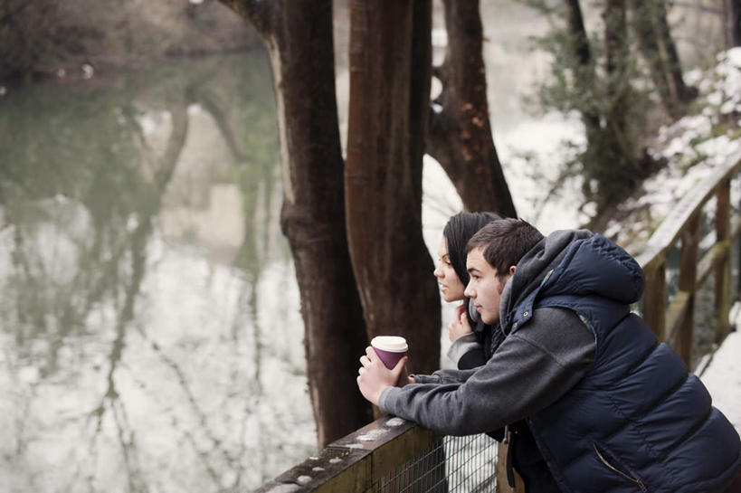 咖啡,西方人,两个人,夫妻,栏杆,站,横图,俯视,室外,白天,爱情,幸福,河流,树林,水,植物,道路,路,杯子,欧洲,欧洲人,喝,握,服装,瓷器,栅栏,河水,篱笆,水流,围栏,小路,咖啡杯,陶瓷制品,交通,浪漫,拿,拿着,注视,娱乐,护栏,树,树木,饮料,衣服,绿色,倒影,自然,观察,看,站着,享受,休闲,温暖,温馨,棉衣,恩爱,放松,乐趣,握着,恋人,服饰,生长,成长,观看,保暖,察看,倒映,提神,舒适,御寒,关注,瓷杯,醒脑,棉袄,软饮料,反照,棉服,冬装,男人,男性,年轻男性,年轻女性,女人,女性,白种人,夫妇,情侣,站立,半身,彩图,高角度拍摄,袄子,棉被服,伴侣