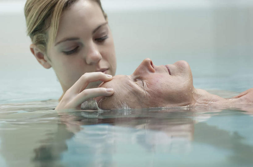 西方人,两个人,按摩师,游泳池,闭眼,横图,室内,白天,正面,泳装,比基尼,按摩,美容,水,欧洲,欧洲人,护肤,漂浮,墙,水池,水面,棕色,注视,泳池,墙壁,墙面,绿色,观察,看,保养,享受,休闲,健康,放松,SPA水疗,保健,温泉浴场,观看,察看,关注,养颜,指压,年轻女性,女人,女性,中年女性,白种人,长发,技师,矿泉疗养地,闭眼睛,闭着眼,闭着眼睛,抬头,仰头,半身,彩图,三点式,泳衣,水疗,推拿