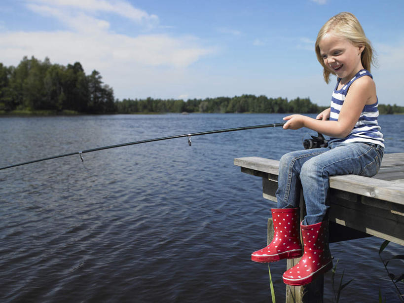 西方人,儿童,一个人,坐,笑,微笑,露齿笑,横图,室外,白天,侧面,纯洁,湖,湖泊,水,植物,钓鱼竿,欧洲,欧洲人,仅一个女性,仅一个人,握,阴影,波纹,条纹,服装,裤子,光线,背心,木板,影子,湖面,水流,水面,云,云朵,桥,木桥,涟漪,拿,云彩,拿着,注视,牛仔裤,栈桥,树,树木,小孩,衣服,蓝色,绿色,白云,倒影,蓝天,水纹,天空,阳光,自然,波浪,湖水,天,观察,看,仅一个小孩,金色,可爱,童年,童趣,握着,服饰,生长,晴朗,成长,观看,人行桥,木板桥,渔具,察看,倒映,衣着,穿着,关注,童真,烂漫,无邪,水晕,衣饰,反照,天真,女孩,女人,女性,白种人,孩子,长发,钓竿,鱼竿,晴空,坐着,彩图,全身,钓鱼,女生