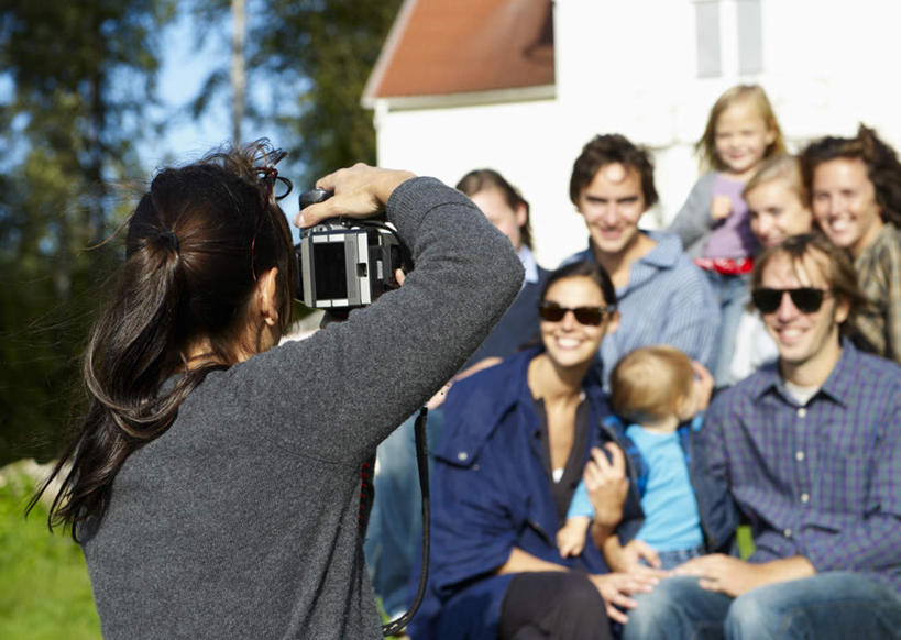 西方人,儿童,老年人,背部,夫妻,母亲,父亲,女儿,儿子,祖母,祖父,三代同堂,家,站,坐,抱,笑,微笑,露齿笑,横图,室外,白天,正面,爱情,纯洁,草地,草坪,植物,相机,欧洲,欧洲人,阴影,服装,光线,墨镜,眼镜,影子,房屋,屋子,许多人,浪漫,注视,休闲装,祖孙三代,楼房,住宅,草,树,树木,小孩,拍照,衣服,蓝色,绿色,蓝天,天空,阳光,自然,数码相机,太阳镜,太阳眼镜,天,观察,看,站着,一群人,休闲,温暖,温馨,父女,父子,母女,母子,休闲服,遮阳镜,恩爱,父爱,可爱,母爱,童年,童趣,恋人,摄影,服饰,生长,晴朗,奶奶,爷爷,成长,抱着,观看,祖孙,和睦,察看,搂着,关注,童真,烂漫,无邪,外婆,外孙女,外祖母,外公,外祖父,外孙,万里无云,外孙子,天真,老年男性,老年女性,男孩,男人,男性,年轻男性,年轻女性,女孩,女人,女性,白种人,孩子,年轻人,夫妇,情侣,全家福,孙女,孙子,照相机,晴空,晴空万里,搂,搂抱,站立,坐着,半身,彩图,照相,房子,伴侣,融洽,男生,女生,爸爸,多代同堂,妈妈
