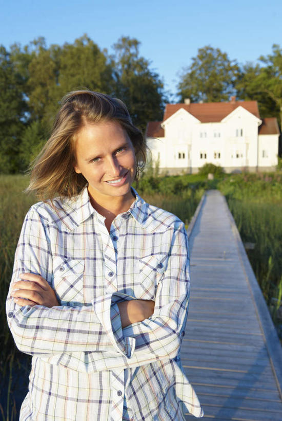 西方人,一个人,家,站,双手交叉,竖图,室外,白天,正面,草地,草坪,植物,道路,路,欧洲,欧洲人,仅一个年轻女性,仅一个女性,仅一个人,阴影,睡衣,光线,方格,格子,影子,房屋,屋子,云,云朵,小路,交通,云彩,注视,楼房,住宅,草,树,树木,蓝色,绿色,白云,蓝天,天空,阳光,自然,天,观察,看,站着,生长,晴朗,成长,观看,察看,双手抱胸,关注,年轻女性,女人,女性,白种人,晴空,站立,半身,彩图,房子