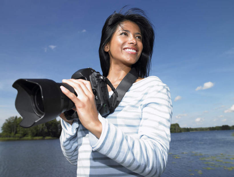 西方人,一个人,站,笑,微笑,露齿笑,横图,室外,白天,正面,湖,湖泊,水,植物,相机,欧洲,欧洲人,仅一个年轻女性,仅一个女性,仅一个人,握,阴影,条纹,服装,光线,影子,湖面,水流,水面,云,云朵,棕色,拿,云彩,拿着,注视,休闲装,树,树木,拍照,衣服,蓝色,绿色,白云,蓝天,天空,阳光,自然,数码相机,湖水,天,观察,看,站着,休闲,休闲服,单反,握着,摄影,服饰,生长,晴朗,成长,观看,单反相机,察看,关注,年轻女性,女人,女性,白种人,长发,照相机,晴空,站立,半身,彩图,照相