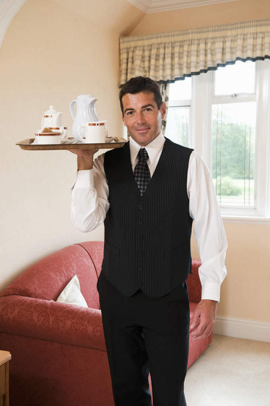 咖啡,西方人,一个人,服务员,宾馆,站,举,笑,微笑,竖图,室内,白天,正面,工作服,制服,幸福,窗户,窗帘,靠垫,沙发,酒店,杯子,托盘,欧洲,欧洲人,仅一个男性,仅一个人,仅一个中年男性,装饰,瓷器,墙,咖啡杯,靠枕,领带,陶瓷制品,注视,娱乐,玻璃窗,墙壁,墙面,饮料,红色,帘子,垫子,枕头,观察,看,托,站着,享受,休闲,温馨,遮阳,放松,乐趣,观看,马甲,华丽,修饰,点缀,察看,提神,舒适,象征,庄重,关注,瓷杯,醒脑,身份,布艺沙发,衬托,美观,雅致,雅观,软饮料,正式,地位,工作制服,男人,男性,中年男性,白种人,服务生,侍者,举起,举手,举着,向上举,向上伸,向上托,站立,半身,彩图,工作套服,客店,客栈,旅店,旅馆,旅舍,汽车旅馆