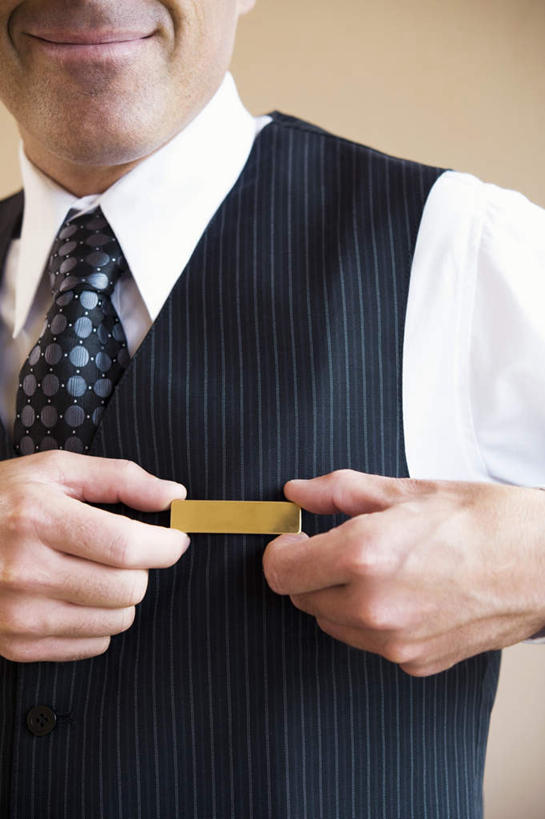 西方人,一个人,服务员,站,笑,微笑,竖图,室内,白天,正面,工作服,制服,欧洲,欧洲人,仅一个男性,仅一个人,仅一个中年男性,戴,领带,标识,吊牌,胸牌,站着,整理,马甲,戴着,徽章,象征,庄重,身份,胸章,胸卡,正式,地位,编号牌,雕刻牌,工号牌,胸号牌,胸徽,员工牌,工作制服,男人,男性,中年男性,白种人,服务生,侍者,站立,半身,彩图,工作套服