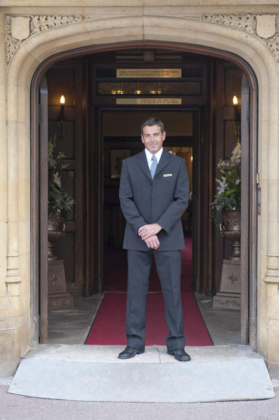 西方人,一个人,前台,服务员,门童,宾馆,站,笑,微笑,竖图,室外,白天,正面,工作服,制服,地毯,门,酒店,欧洲,欧洲人,仅一个男性,仅一个人,仅一个中年男性,装饰,编织,手工艺品,墙,织物,地面,注视,墙壁,墙面,红色,工艺品,门框,观察,看,手放前,站着,观看,红地毯,华丽,修饰,点缀,察看,关注,红毯,衬托,美观,雅致,雅观,工作制服,接待员,男人,男性,中年男性,白种人,服务生,侍者,站立,彩图,全身,工作套服,客店,客栈,旅店,旅馆,旅舍,汽车旅馆