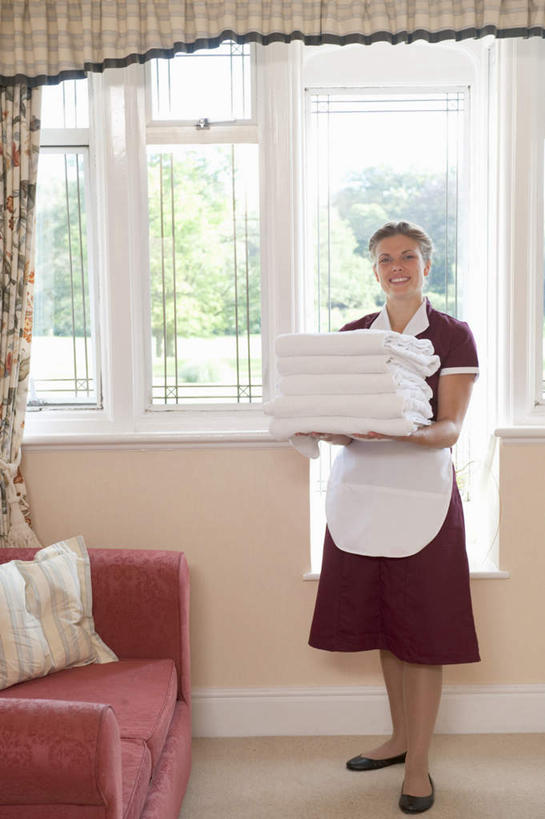 西方人,一个人,宾馆,站,捧,笑,微笑,露齿笑,竖图,室内,白天,正面,工作服,制服,植物,窗户,窗帘,靠垫,沙发,卧室,酒店,欧洲,欧洲人,仅一个年轻女性,仅一个女性,仅一个人,阴影,装饰,光线,围裙,影子,靠枕,注视,玻璃窗,树,树木,绿色,阳光,自然,帘子,垫子,枕头,观察,看,站着,遮阳,生长,成长,观看,华丽,修饰,点缀,察看,关注,布艺沙发,衬托,美观,雅致,雅观,工作制服,年轻女性,女人,女性,白种人,端,端着,捧着,手捧,站立,彩图,全身,工作套服,睡房,卧房,客店,客栈,旅店,旅馆,旅舍,汽车旅馆