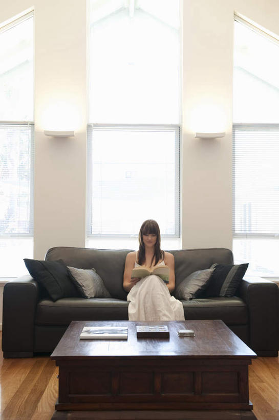 西方人,一个人,客厅,坐,捧,竖图,室内,白天,正面,裙子,窗户,地板,靠垫,沙发,桌子,书籍,照明,欧洲,欧洲人,仅一个年轻女性,仅一个女性,仅一个人,连衣裙,木制,壁灯,墙,灯光,棕色,靠枕,地面,茶几,注视,木地板,玻璃窗,墙壁,墙面,灯,白色,木制品,灯具,垫子,枕头,观察,看,观看,照亮,察看,起居室,照明设备,关注,布艺沙发,客堂,年轻女性,女人,女性,白种人,长发,书,图书,端,端着,捧着,手捧,坐着,彩图,全身