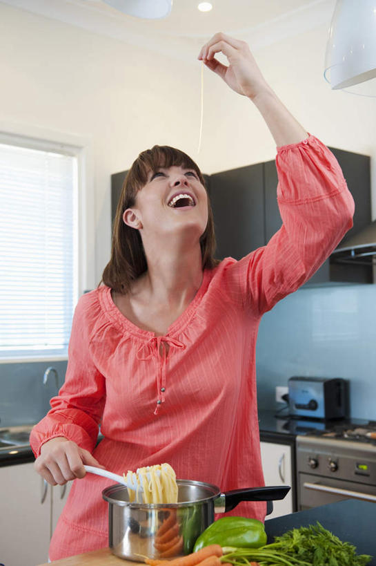 面食,面条,意大利面,西方人,一个人,站,举,吃,竖图,室内,白天,正面,烹饪,西餐,厨房,萝卜,胡萝卜,蔬菜,厨具,金属制品,欧洲,欧洲人,仅一个年轻女性,仅一个女性,仅一个人,握,服装,新鲜,金属,锅子,灶台,面,料理,食品,棕色,炉灶,拿,拿着,注视,休闲装,锅,食物,衣服,红色,夹子,观察,看,托,站着,张嘴,休闲,休闲服,西式,握着,服饰,有机食品,绿色食品,锅具,观看,察看,关注,张大嘴巴,烹饪用具,食品夹,食物夹,面包夹,意粉夹,尝试,年轻女性,女人,女性,白种人,长发,烹调用具,张开嘴,红萝卜,甘荀,举起,举手,举着,嚼,烹调,食,向上举,向上伸,向上托,站立,半身,彩图,灶间