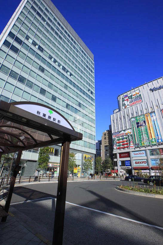 无人,家,高楼大厦,竖图,室外,白天,仰视,度假,美景,植物,城市风光,城市,大厦,道路,建筑,路,摩天大楼,公路,车站,东京,日本,亚洲,阴影,光线,影子,房屋,屋子,景观,公寓,站台,交通,娱乐,建设,洋房,楼房,月台,住宅,树,树木,蓝色,绿色,蓝天,天空,阳光,自然,天,享受,休闲,景色,放松,千代田区,生长,晴朗,成长,秋叶原,东亚,本州,万里无云,关东地方,本州岛,日本国,东京都,晴空,晴空万里,马路,彩图,低角度拍摄,房子,大楼,高层建筑,高楼,公共汽车站,摩天楼,汽车车站,汽车站