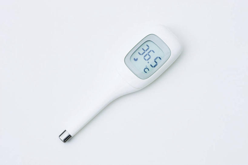 无人,横图,俯视,室内,特写,白天,白色背景,安全,生活用品,静物,阴影,反射,医学,测量,标志,器材,数字,温度计,文字,影子,字符,标识,显示屏,一个,体温计,摄影,阿拉伯数字,影棚,单个,快速,温度,感冒,医疗,卫生,准确,体温,精度,精准,发烧,电子温度计,电子体温计,流感,物理,感温头,温度传感器,读数,快捷,医用温度计,量温棒,热电偶,彩图,高角度拍摄,影棚拍摄,拍摄