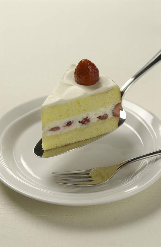 点心,无人,竖图,俯视,室内,特写,白天,白色背景,下午茶,餐桌,桌子,草莓,浆果,餐具,水果,一块,切开,阴影,新鲜,反射,叉子,碟子,盘,影子,生食,食品,果实,食物,糕点,两个,盘子,碟,奶油,切,草莓蛋糕,摄影,有机食品,绿色食品,影棚,餐台,乳制品,剖面,餐叉,切面,激凌,克林姆,淇淋,进餐用具,洋莓,水果皇后,红莓,地莓,彩图,高角度拍摄,影棚拍摄,拍摄,蛋糕