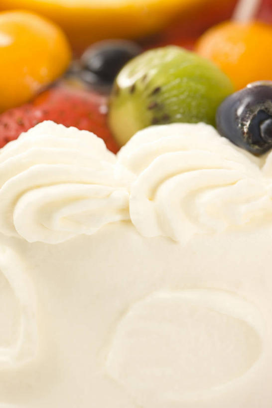 点心,无人,竖图,室内,特写,白天,正面,下午茶,草莓,浆果,猕猴桃,水果,许多,阴影,朦胧,模糊,新鲜,反射,影子,生食,食品,果实,水果蛋糕,很多,食物,糕点,红色,奶油,有机食品,绿色食品,乳制品,激凌,克林姆,淇淋,洋莓,水果皇后,奇异果,猕猴梨,红莓,地莓,彩图,蛋糕