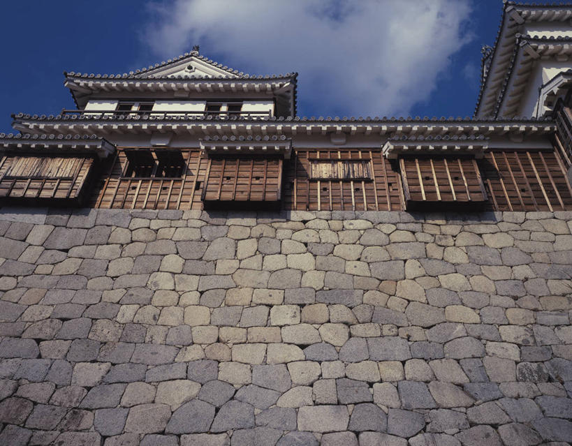 无人,横图,室外,白天,仰视,旅游,度假,建材,名胜古迹,标志建筑,地标,建筑,爱媛县,日本,亚洲,阴影,遗迹,光线,材料,瓦片,影子,砖,砖块,堡垒,城堡,墙,屋顶,云,云朵,云彩,顶棚,瓦,古迹,文物,娱乐,建设,古建筑,墙壁,墙面,蓝色,白云,蓝天,天空,阳光,天,享受,休闲,砖头,旅游胜地,放松,建造,晴朗,要塞,古文明,东亚,屋瓦,松山城,日本国,爱媛,四国地方,四国,四国岛,县厅,松山市,设防,松山,石料,晴空,彩图,低角度拍摄,砌墙砖