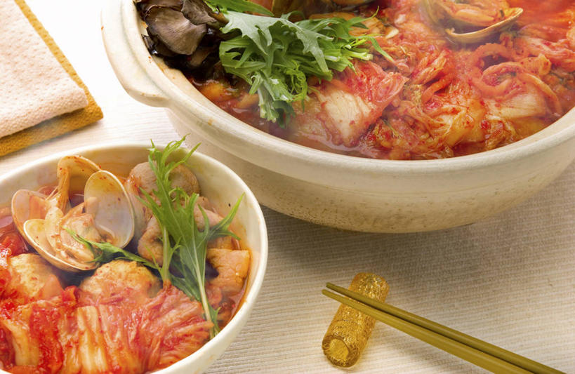 泡菜,无人,横图,俯视,室内,特写,白天,烹饪,雾,餐桌,筷子,桌子,餐具,厨具,沸腾,蒸汽,炖锅,锅子,陶瓷,料理,食品,筷架,陶瓷制品,水蒸气,韩式,筷枕,文化,传统,锅,火锅,菜肴,美食,食物,佳肴,餐台,锅具,礼节,筷子架,韩国料理,礼仪,韩国菜,韩式料理,烹饪用具,韩国泡菜,蒸发,暖锅,进餐用具,烹调用具,烹调,彩图,高角度拍摄,韩式泡菜火锅,泡菜火锅