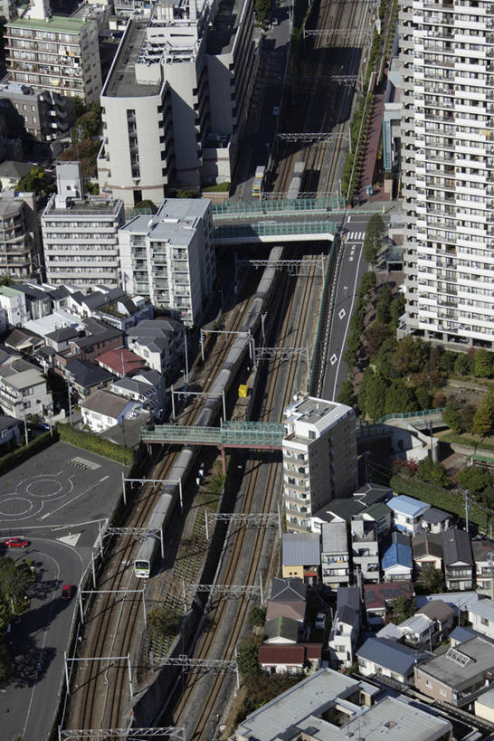 无人,家,高楼大厦,竖图,俯视,航拍,室外,白天,度假,美景,植物,城市风光,城市,大厦,道路,建筑,路,摩天大楼,铁路,公路,火车,东京,日本,亚洲,阴影,光线,影子,房屋,屋子,景观,建筑群,轨道,交通,铁轨,娱乐,建设,楼房,住宅,车,树,树木,绿色,阳光,自然,交通工具,享受,休闲,景色,放松,运输,生长,成长,鸟瞰,载具,东亚,本州,关东地方,本州岛,日本国,东京都,马路,彩图,高角度拍摄,房子,大楼,高层建筑,高楼,摩天楼,目黑区