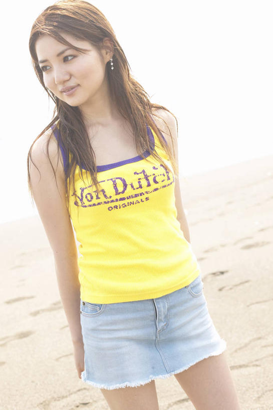 东方人,一个人,站,笑,微笑,竖图,室外,白天,正面,裙子,海浪,海洋,沙滩,吊带,亚洲,仅一个年轻女性,仅一个女性,仅一个人,服装,朦胧,模糊,沙子,海岸,浪花,沙地,扭头,注视,吊带衫,黄种人,衣服,天空,海水,天,观察,看,站着,转头,短裙,服饰,观看,半身裙,牛仔裙,察看,衣着,穿着,关注,海景,衣饰,年轻女性,女人,女性,亚洲人,大海,风浪,海,海水的波动,海滩,近岸浪,涌浪,站立,半身,彩图