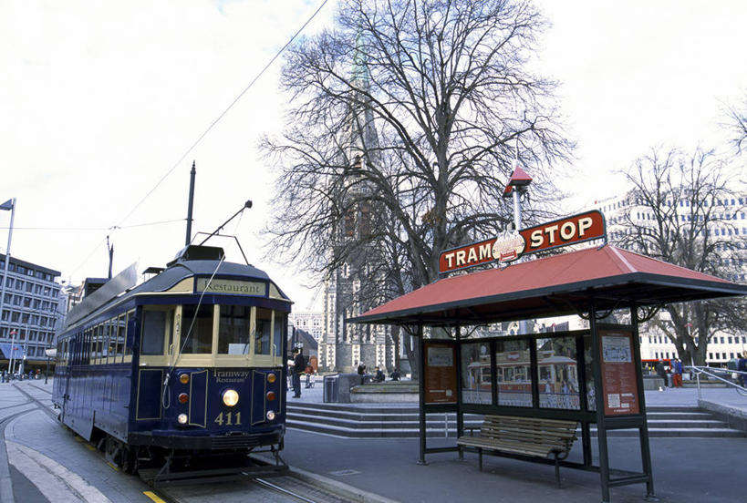 无人,横图,室外,白天,正面,度假,美景,植物,城市风光,城市,路,铁路,车站,汽车,电车,新西兰,阴影,光线,英文,标志,文字,影子,字符,字母,景观,枝条,轨道,站台,交通,铁轨,娱乐,标识,月台,车,树,树木,树枝,蓝色,绿色,蓝天,天空,阳光,自然,交通工具,天,享受,休闲,景色,放松,运输,生长,晴朗,成长,英文字母,载具,大洋洲,万里无云,纽西兰,长白云之乡,无轨电车,虬枝,枝杈,晴空,晴空万里,彩图,汽车车站,汽车站