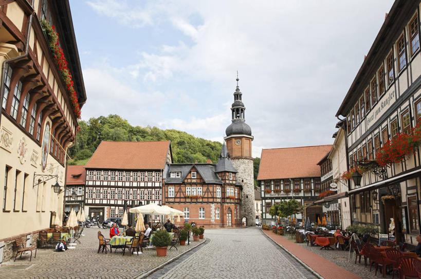 无人,家,商店,横图,室外,白天,仰视,度假,美景,植物,窗户,城市风光,城市,德国,欧洲,阴影,光线,盆栽,伞,影子,雨伞,遮阳伞,房屋,屋子,景观,云,云朵,盆景,云彩,娱乐,阳伞,商铺,楼房,玻璃窗,住宅,蓝色,绿色,白云,蓝天,天空,阳光,自然,天,享受,休闲,景色,放松,生长,晴朗,成长,太阳伞,西欧,德意志联邦共和国,市肆,商号,萨克森.安哈尔特,萨克森.安哈尔特州,晴空,彩图,低角度拍摄,房子,店铺,施托尔贝尔格