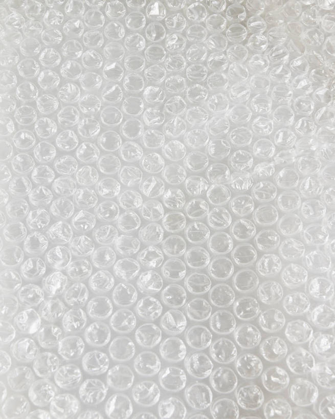 无人,竖图,室内,特写,白天,正面,静物,阴影,反射,纹路,包装,包装纸,纹理,影子,纸,纸张,灰色,包装材料,气泡膜,肌理,柔和,大方,细致,中间色,朴素,平稳,泡泡膜,气垫薄膜,气垫膜,气泡薄膜,气泡布,气泡纸,气珠膜,彩图