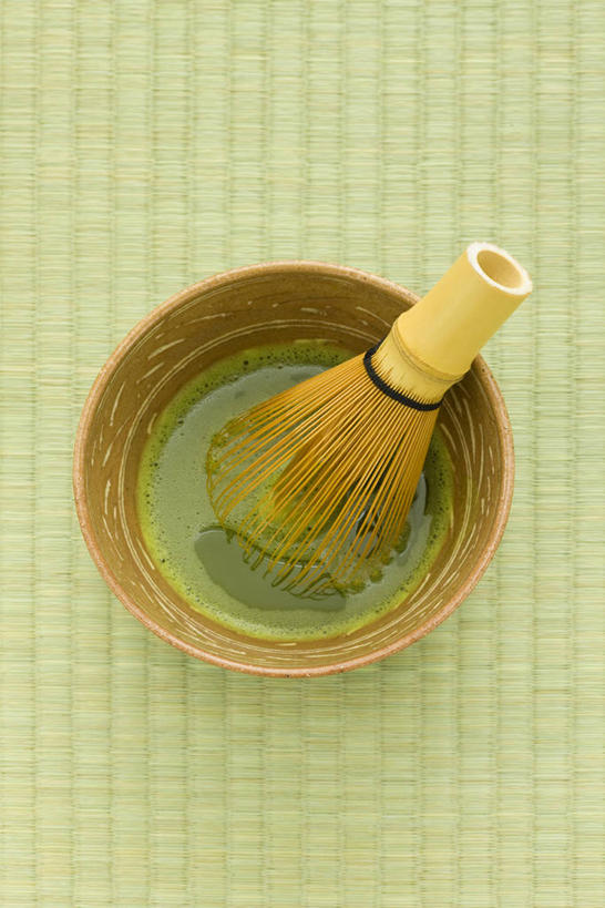 无人,竖图,俯视,室内,特写,白天,幸福,茶,杯子,阴影,反射,影子,陶瓷,绿茶,抹茶,茶叶,陶瓷制品,塌塌米,榻榻米,娱乐,茶具,水杯,享受,休闲,温馨,放松,乐趣,茶筅,提神,舒适,醒脑,茶叶搅拌器,叠席,茶杯,彩图,高角度拍摄,不发酵茶,苦茗