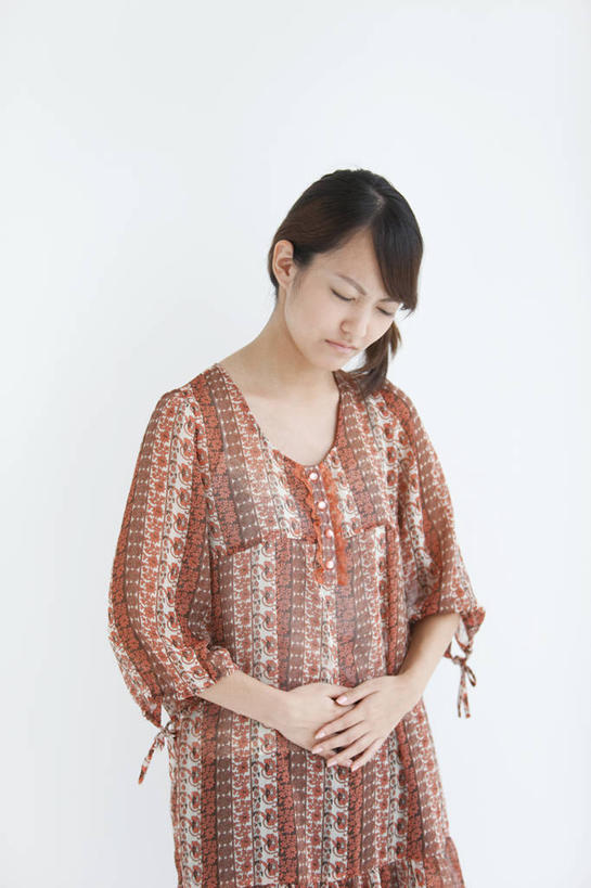 东方人,一个人,站,闭眼,摸,竖图,室内,白天,白色背景,正面,亚洲,仅一个年轻女性,仅一个女性,仅一个人,抚摸,阴影,服装,反射,影子,休闲装,黄种人,衣服,站着,休闲,疼痛,休闲服,摄影,服饰,影棚,痛苦,年轻女性,女人,女性,亚洲人,闭眼睛,闭着眼,闭着眼睛,触摸,接触,站立,半身,彩图,影棚拍摄,拍摄,胃疼,胃痛