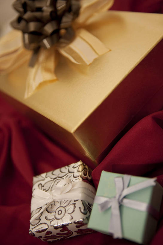 无人,竖图,俯视,室内,特写,白天,静物,礼盒,礼物,纺织品,布,丝绸,丝带,纸盒,绸缎,缎带,织物,绸带,盒子,三个,红色,包装盒,蝴蝶结,礼品盒,礼品,捆绑,布匹,绑缚,彩图,高角度拍摄