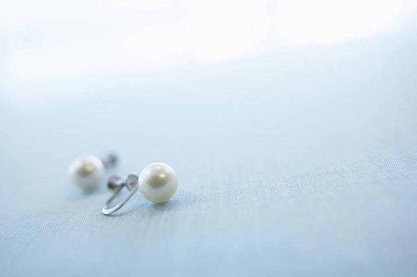 无人,横图,俯视,室内,特写,白天,幸福,纯洁,静物,阴影,灰色背景,反射,影子,珍珠,装饰品,两个,耳环,饰品,首饰,健康,摄影,影棚,贵重,珍贵,富有,耳饰,宝贵,有机宝石,彩图,高角度拍摄,影棚拍摄,拍摄,白珍珠