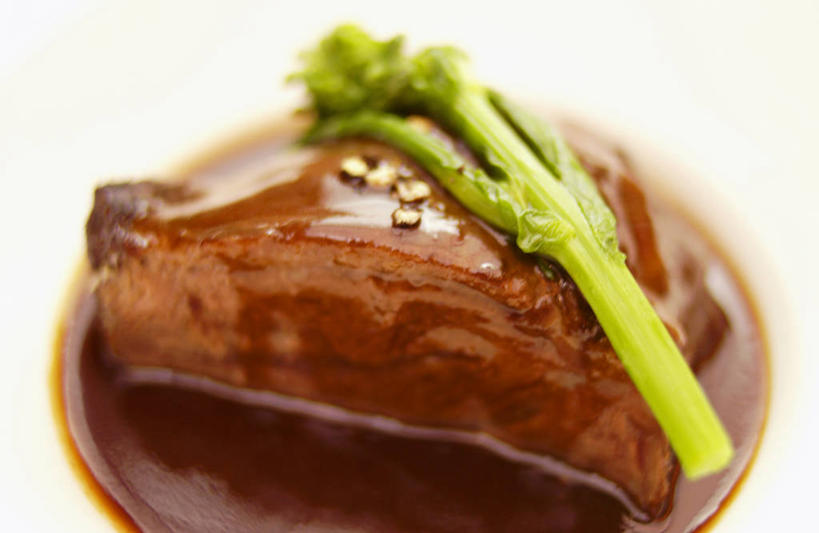 无人,横图,俯视,室内,特写,白天,烹饪,西餐,芦笋,蔬菜,餐具,阴影,朦胧,模糊,新鲜,反射,碟子,盘,影子,绿芦笋,调料,酱料,酱汁,肉,佐料,牛肉,料理,食品,调味品,调味料,酱,菜肴,美食,肉类,食物,盘子,碟,西式,佳肴,有机食品,绿色食品,肉食,猪尾巴,药鸡豆子,石刁柏,蚂蚁杆,龙须菜,狼尾巴根,彩图,高角度拍摄,红烧牛肉