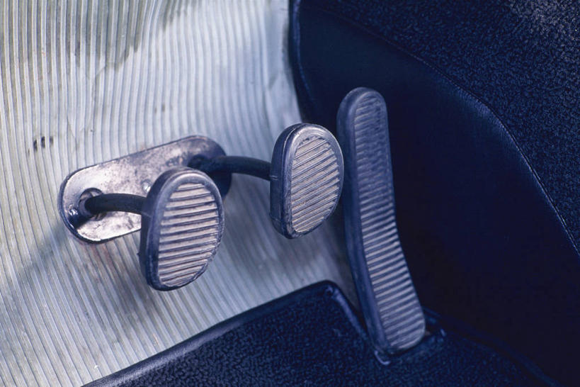 无人,横图,俯视,室内,特写,白天,汽车,静物,一辆,阴影,朦胧,模糊,反射,影子,车,交通工具,轿车,载具,加速踏板,油门,油门踏板,彩图,高角度拍摄