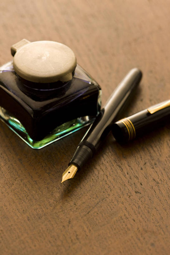 无人,竖图,俯视,室内,特写,白天,静物,阴影,朦胧,模糊,反射,笔,罐子,墨水,影子,办公用品,钢笔,玻璃制品,文具,玻璃瓶,瓶子,学习用品,墨,墨汁,文具用品,文房四宝,彩图,高角度拍摄