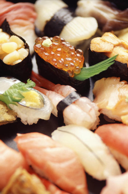 海鲜,米饭,三文鱼,寿司,无人,竖图,俯视,室内,特写,白天,烹饪,鲑鱼,一排,许多,阴影,朦胧,模糊,整齐,并列,并排,反射,鱼,影子,海苔,肉,鱼卵,鱼肉,日本料理,料理,食品,紫菜,饭,很多,鱼籽,水产,菜肴,美食,肉类,鱼类,海洋生物,食物,排列,日式料理,日式,摄影,佳肴,影棚,五谷,队列,水生动物,海产品,醋饭,平行,水生物,肉食,海底动物,鲑,四喜饭,彩图,高角度拍摄,影棚拍摄,拍摄,条斑紫菜