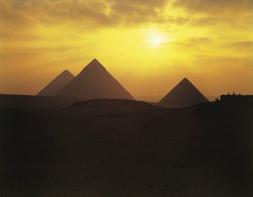 无人,横图,室外,白天,正面,旅游,度假,名胜古迹,日落,沙漠,地标,非洲,埃及,阴影,遗迹,光线,影子,晚霞,霞光,落日,背光,古迹,历史,文物,娱乐,古建筑,阳光,黄昏,享受,休闲,旅游胜地,彩霞,金字塔,放松,陵墓,逆光,古文明,吉萨,吉萨金字塔,胡夫金字塔,海夫拉金字塔,门卡乌拉金字塔,古代七大奇迹,阿拉伯埃及共和国,金字塔之国,棉花之国,古夫王金字塔,卡拉夫王金字塔,孟卡拉王金字塔,方锥形,阿非利加洲,夕照,薄暮,大漠,砂漠,夕阳,彩图,傍晚,斜阳,标志性建筑