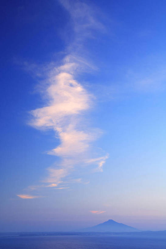 无人,竖图,室外,白天,仰视,旅游,度假,美景,山,山脉,北海道,日本,亚洲,阴影,光线,影子,景观,山峰,云,云朵,山峦,云彩,娱乐,蓝色,白云,蓝天,天空,阳光,自然,群山,天,享受,休闲,景色,放松,晴朗,自然风光,东亚,日本国,北海道地方,北海道岛,晴空,彩图,低角度拍摄,利尻岛,利尻郡,利尻山,利尻町,利尻岳