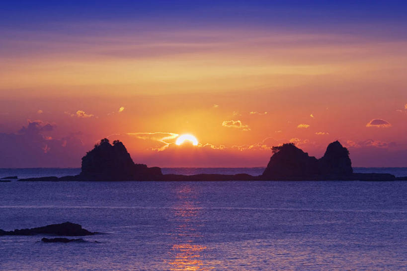 无人,横图,室外,白天,正面,旅游,度假,岛屿,海浪,海洋,石头,美景,日落,日本,亚洲,石子,岛,景观,浪花,晚霞,霞光,落日,背光,娱乐,自然,海水,黄昏,享受,休闲,景色,彩霞,放松,自然风光,逆光,海景,东亚,本州,本州岛,日本国,近畿地方,近畿,和歌山,和歌山县,串本町,夕照,薄暮,大海,风浪,海,海水的波动,近岸浪,列岛,群岛,石块,岩石,涌浪,诸岛,夕阳,彩图,傍晚,东牟娄郡,斜阳