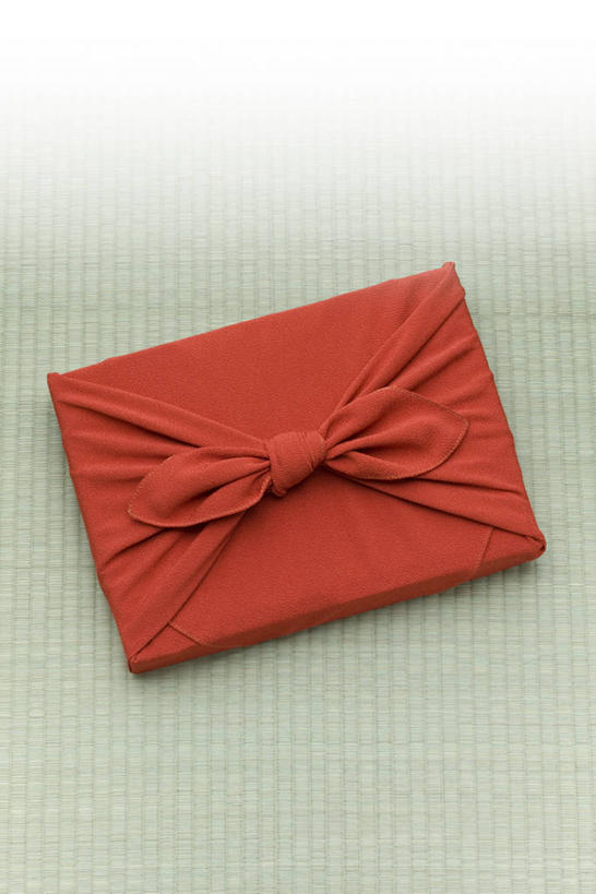 无人,竖图,俯视,室内,特写,白天,静物,阴影,花纹,日本文化,反射,布,图案,影子,塌塌米,榻榻米,布纹,文化,红色,布匹,风吕敷,包袱布,叠席,彩图,高角度拍摄