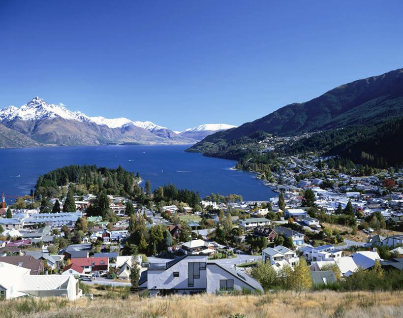 无人,家,横图,室外,白天,正面,度假,海浪,海洋,美景,山,雪,雪山,大雪,城市风光,城市,新西兰,阴影,光线,影子,房屋,屋子,冰,积雪,景观,浪花,山峰,雪景,冬季,冬天,公寓,山峦,娱乐,洋房,楼房,住宅,蓝色,蓝天,天空,阳光,海水,天,享受,休闲,景色,放松,寒冷,晴朗,冰冷,大洋洲,海景,万里无云,严寒,纽西兰,冰凉,酷寒,凛冽,凛凛,极冷,长白云之乡,新西兰南岛,奥塔哥大区,皇后镇,昆士敦,昆斯敦,大海,风浪,海,海水的波动,近岸浪,涌浪,晴空,晴空万里,彩图,房子