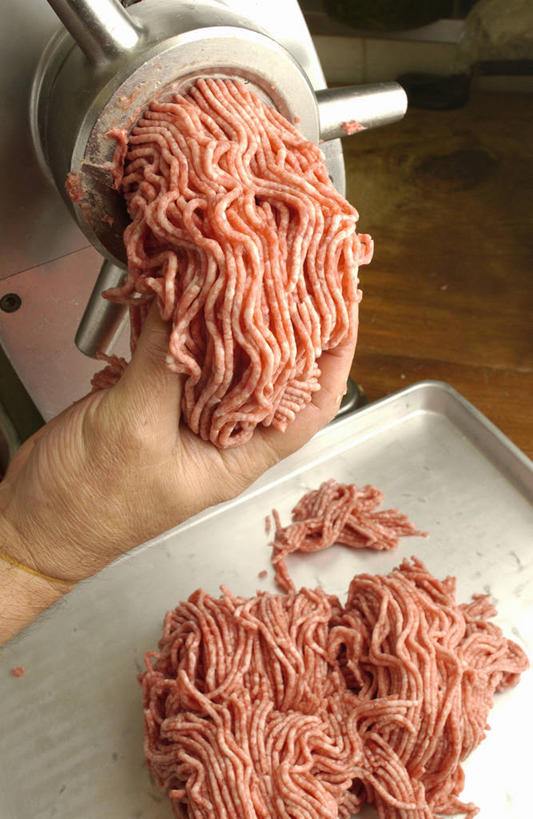 东方人,手,一个人,竖图,俯视,室内,特写,白天,机器,金属制品,亚洲,仅一个男性,仅一个人,一堆,许多,握,堆叠,堆积,金属,肉,很多,拿,拿着,黄种人,肉糜,肉末,肉类,仅一个年轻男性,手部,机械,握着,堆,单手,肉食,绞肉机,男人,男性,年轻男性,亚洲人,半身,彩图,高角度拍摄